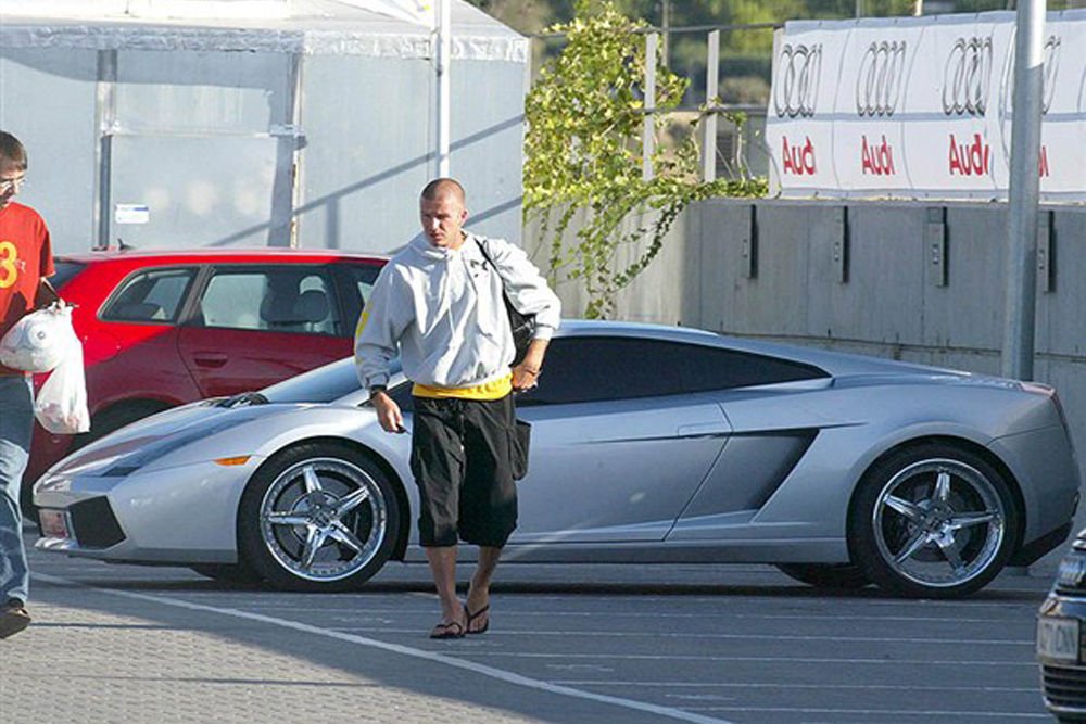 Lamborghini Gallardo (40 millió forint) - A minap készítették el a Gallardo utolsó példányát, az olasz gyártó nem készít többet a sztárok egyik kedvenc autójából, így Ashley Cole(Chelsea), Gabriel Agbonlahor(Aston Villa FC) és Wayne Rooney(Manchester United) örülhet, hogy rendelkeznek ilyen autóval. De David Beckhamnek(Paris Saint-Germain) is volt egy még a Real Madridos időkben.