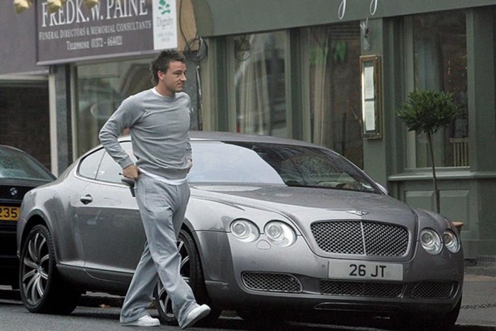 A legnépszerűbb autók a focisták körében, 2013-ban 5 Bentley Continental GT (20 millió forint) - A kettős turbófeltöltős, W12-es motor bizony zene a fülnek, nem beszélve az 550 lóerőről. A boldog tulajdonosok pedig: Mario Balotelli(AC Milan), Gael Clichy(Manchester City), Steven Gerrard és John Terry is láthattuk már ilyen autóval.