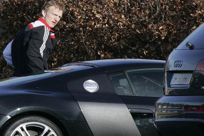 A legnépszerűbb autók a focisták körében, 2013-ban 4 Audi R8 V10 (35 millió forint) - Az 525 lóerős német fenevadat Micah Richards(Manchester City), David Silva(Manchester City), Theo Walcott(Arsenal) és Dirk Kuyt(Fenerbahçe) is magáénak tudhatja.