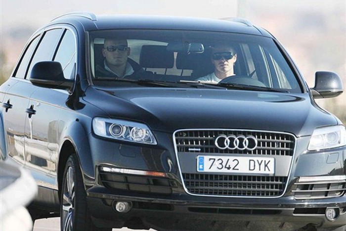 A legnépszerűbb autók a focisták körében, 2013-ban 2 Audi Q7 4,2 V8 (25 millió forint) - A Q7-es klubba tartozik Bacary Sagna(Arsenal), Nani(Manchester United), Fernando Torres(Chelsea) és a képen látható David Beckham is.