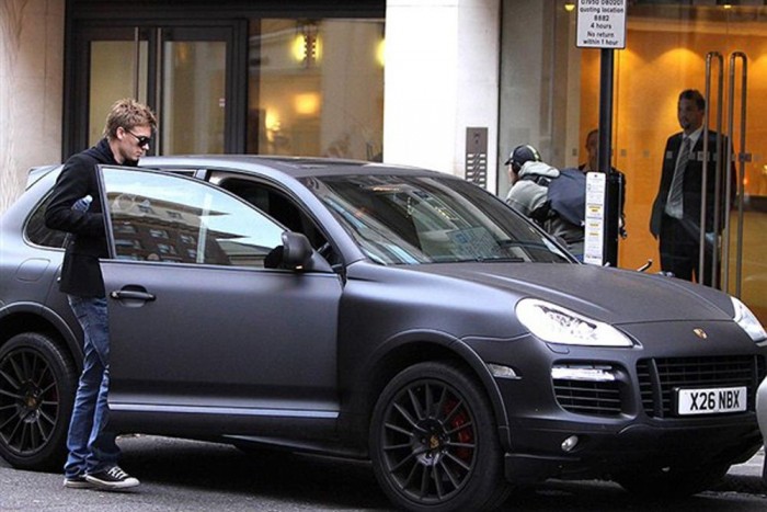 A legnépszerűbb autók a focisták körében, 2013-ban 1 Porsche Cayenne (25-30 millió forint) - A német sportautó gyártó első városi terepjárója a Cayenne sokak által kedvelt közlekedési eszköz. Például Patrice Evra(Manchester United), Robin van Persie(Manchester United FC), Scott Parker(Tottenham Hotspur) és Niklas Bendtner(Arsenal) is használ ilyen autó.