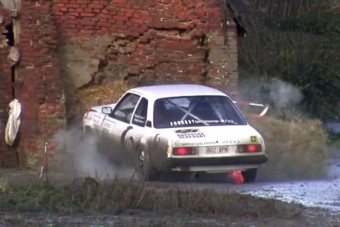 Téglaépület omlott az Opelre