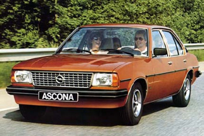 Téglaépület omlott az Opelre 6