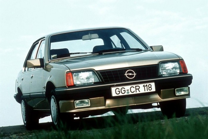 Téglaépület omlott az Opelre 7