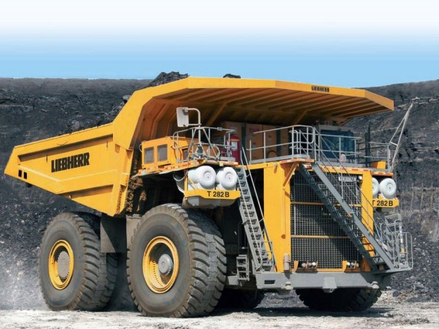 Top 10: A leghatalmasabb munkagépek 6 Liebherr T 282B - A német gyártó nem csak a daruk terén megalomániás, a napjainkban használt legnagyobb billenős teherautót is ők szabadították a világra. A T282B üres tömege 203, maximális rakománya 365, maximális tömege 592 tonna. A 7,4 méter magas gigász főképp bányákban érzi jól magát, ahol a 90 literes, 3650 lóerős dízelmotor és a Siemens villanymotorok kettősének köszönhetően akár 65 km/órával is haladhat.