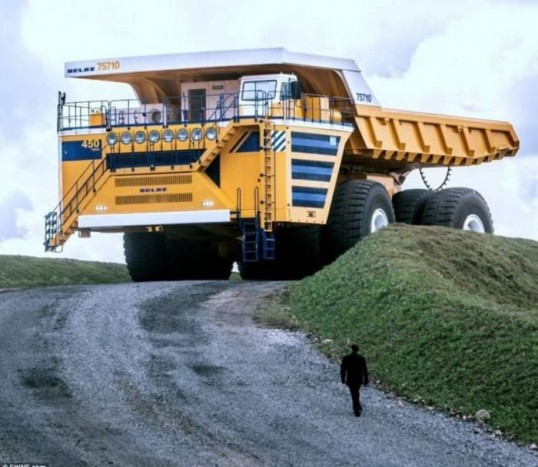Top 10: A leghatalmasabb munkagépek 7 Belaz 75710 - Bár a Libebherr a használatban lévő billencs tehergép, trónfosztása holtbiztos, a fehérorosz Belaznak köszönhetően. Az eddig egy darabban legyártott típus teherbíró képessége 450 tonna, össztömege pedig elérheti a 810 tonnát. Az új rekorder mozgatásáért két 16 hengeres, egyenként 2300 lóerős dízelmotor felel, amelyek az 5600 literes üzemanyagtankból habzsolják a gázolajat. A teszt Szibériában, külszíni fejtésen zajlik, így biztos, hogy a Belaz bírni fogja a legkeményebb körülményeket is.