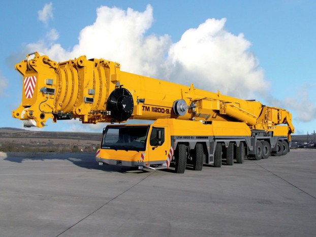 Top 10: A leghatalmasabb munkagépek 4 Liebherr LTM 11200-9.1 - Egy gigantikus daru, amiről nem vállalnánk a bungee jumpingot. Az ég sarkáig érő masztodon német gyártmány, és 2007 óta áll a speciális igényekkel rendelkező ügyfelek szolgálatára. Karját a leghosszabb felépítménnyel 100 méterig képes kinyújtani, és akár 1200 tonnás tömeg felemelésére is képes.