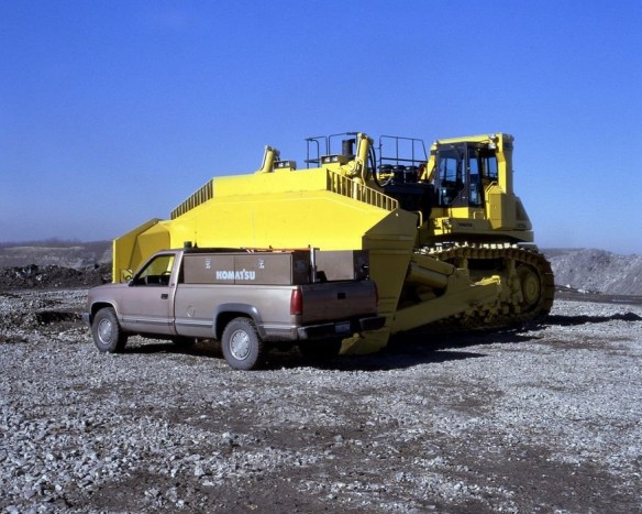 Top 10: A leghatalmasabb munkagépek 2 Komatsu D575A Super Dozer – A földmunkagépek zászlóvivője ez a japán lánctalpas, ami 96 köbméter földet képes megmozgatni egy nekifutásra. A 152 tonnás behemótnak ehhez a 12 hengeres 46,3 literes dízelmotor ad 1150 lóerőt. Nem kérdés, ha takarításra kerül a sor, ez a 7,4 méter hosszú tolólappal felszerelt gép felnő a feladathoz.