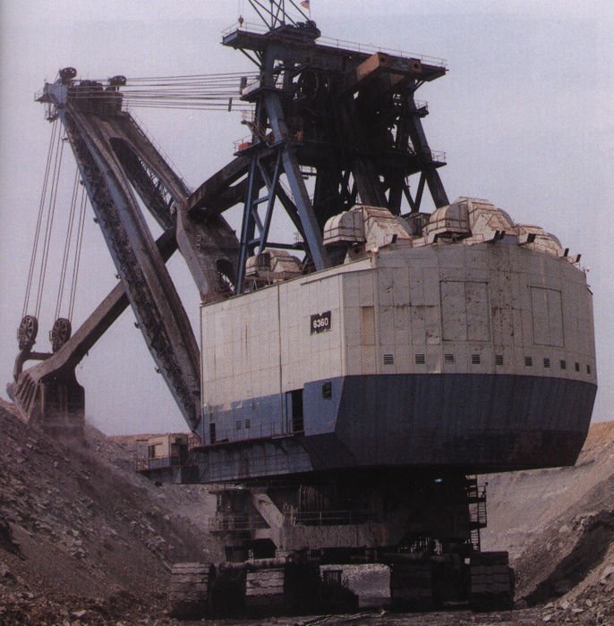 Marion 6360 A Kapitány – Az Egyesült Államokban, 1965-ben épült bányagép egy rekordot biztosan magáénak tudhat. 15000 tonnás tömegével ez a legnehezebb valaha épült földi jármű. Mintha csak a Star Wars egyik birodalmi halálosztója lépett volna le a vászonról! A 22 emeletes behemót 1991-ig volt szolgálatban, egy tűzeset miatt szüntette be a hegyek eltüntetését. A Kapitányt 36 villanymotor mozgatta, amelyek összteljesítménye 15000 lóerőre rúgott.