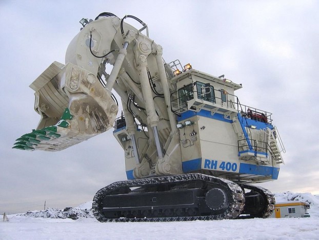 Top 10: A leghatalmasabb munkagépek 5 Terex RH 400 - Egy markolás, 94 tonna! A Terex nagyban játszik, sőt fajtájából ő a legnagyobb. Az 1078 tonnás, irdatlan lánctalpas a kategóriában megszokott, dupla dízelmotorral működik, a két 16 hengeres blokk összteljesítménye 4400 lóerő. A hat darabos szériát megélt Terex fülkéje komplett lakrész, mikró, és hűtő szolgálja az operátor kényelmét.