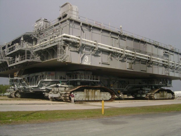 Top 10: A leghatalmasabb munkagépek 9 Crawler Transporter – A két hernyótalpakon mozgó 40 méter hosszú, és 35 méter széles teherszállító platform 1965 óta áll a NASA szolgálatában. Csak különleges rakományt, űrhajókat szállított az eddigi pályafutása alatt megtett 5500 kilométeren. Ezt a távot kizárólag az indítóállások és a VAB szerelőépülete között kialakított speciális úton tette meg, mivel 4190 tonnás tömegével könnyen belesüllyedne a puha floridai talajba. Csúcssebessége 3,2 km/óra, mozgatásáról 16 elektromos motor gondoskodik, ezeket pedig a hatalmas gépeknél megszokott dízelmotor-generátor kettős látja el árammal.