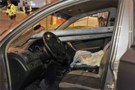 Felnyársalt a szalagkorlát egy autót Pesten – fotók 5