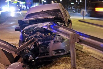 Felnyársalt a szalagkorlát egy autót Pesten - fotók