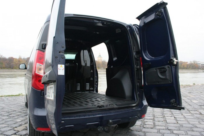 Szélesre nyílik az oldalsó tolóajtó (rendelhető a bal oldalra is), a hátsó ajtók aszimmetrikusak