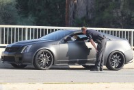 Justin Biebert mattfekete, öngyilkos ajtós Cadillac CTS-V kupéjával igazoltatják
