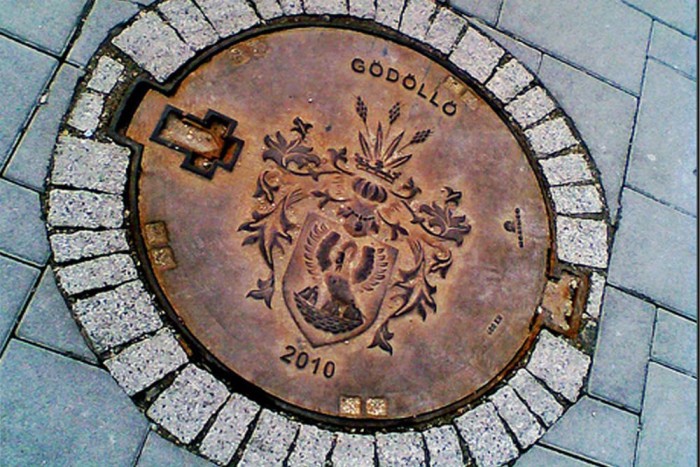 Csatornafedelek, művészi szintre emelve 8 | Vezess Gödöllő, Szabadság tér