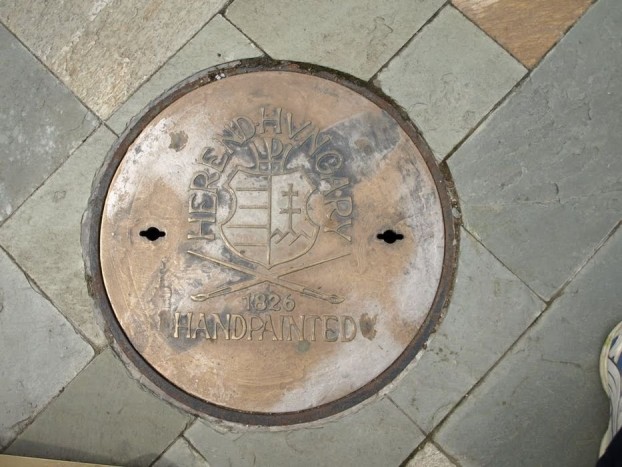 Csatornafedelek, művészi szintre emelve 9 | Vezess Herend