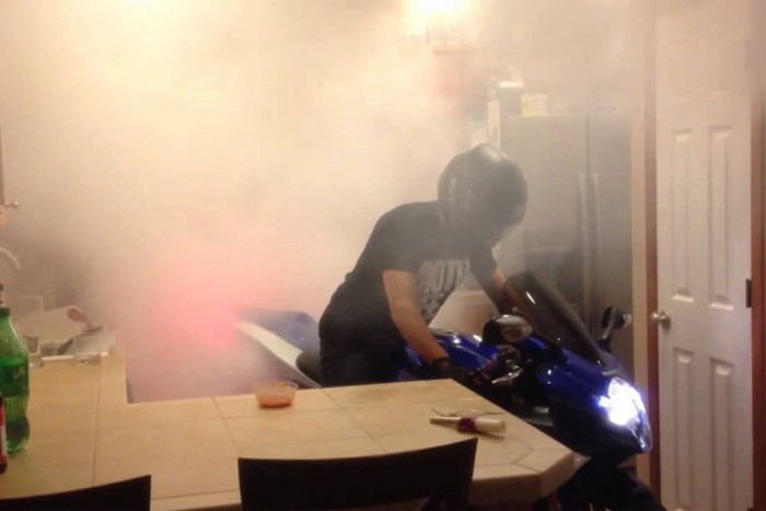 Konyhában égette a gumit! Normális?