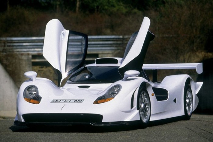 A világ legritkább sportautói 5 Porsche 911 GT1 (kb. 27 darab) - A Porsche kizárólag azért építette meg az alig több, mint 25 darab utcai GT1-et, mert a versenyzéshez szükséges homologizáció ennyi utcai használatra gyártott példányt követel meg. Az utcai változat alig különbözik a pályákon körözgető modellektől, egészen pontosan annyit tettek a szakemberek, hogy a 3,6 liters turbómotor teljesítményét 544 lóerőre vették vissza, valamint az utastérbe a 993-as óracsoportja került. Ára magyar fizetőeszközben kifejezve durván 200 millió forint volt.