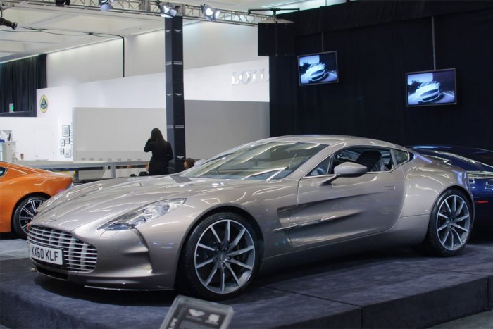 A világ legritkább sportautói 1 Aston Martin One-77 (77 darab) - A szuperautóból csak 77 darabot gyártottak, amire egyébként a neve is utal. A One-77 alváza könnyű karbonszálból készült, karosszériája pedig kézzel készített alumíniumból lett összerakva. A motor egy 7,3 literes V12-es szívómotor, amely 750 lóerős. Az Aston Martin azt állítja, hogy amikor megjelent a One-77 ez volt a világ legerősebb szívómotorral rendelkező sorozatgyártású autója. 2009-től 2012-ig mind a 77 darab gazdára talált, amiknek az ára egyenként nagyjából 1,2 millió font volt (432 millió forint).