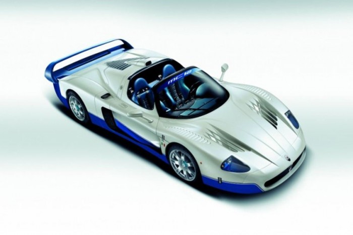 A világ legritkább sportautói 2 Maserati MC12 (55 darab) - A Ferrrai Enzo árnyékából nem tudott kilépni az autó, hiába kapta meg az olasz paripa teljes műszaki hátterét, az alváztól a 6,0 literes V12-es motorig. Ez lehetett volna a Maserati nagy visszatérése a motorsportok világába, de mégsem sikerült beváltania a hozzá fűzött reményeket a 630 lóerős modellnek. 2004 és 2005 között gyártották le az 55 darabot, ami akkor 560 000 fontot ért (201 millió forint).