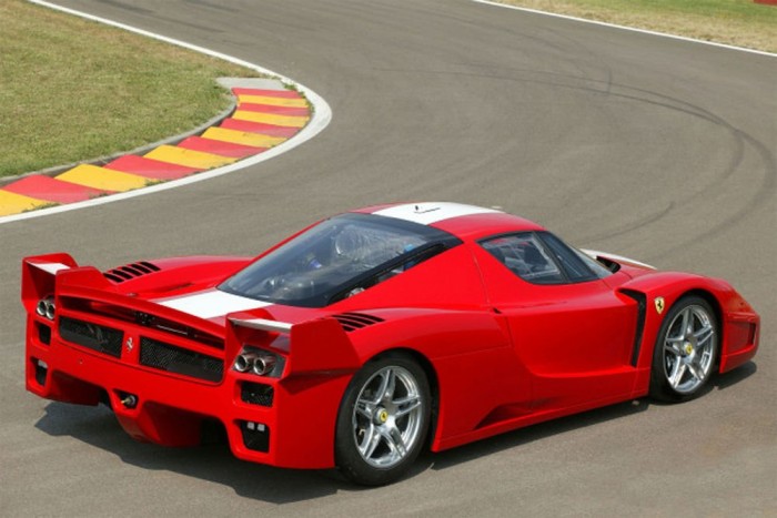 A világ legritkább sportautói 4 Ferrari FXX (30 darab) - A Ferrari FXX az utcai Enzo Ferrarin alapul, azonban ez egy versenyváltozat. A fejlesztést 2005-ben kezdték meg, és 2007-ben fejezték be. A motorháztető alatt egy 6262 köbcentis V12-es benzinmotor található, teljesítménye 800 lóerő, ami messze meghaladja az utcai verzió képességét (660 LE). Egyik különlegesség, hogy a visszapillantó tükröket kamerákra cserélték. Ebből a változatból 29 darabot értékesítettek, de csak a gyár által meghívottak vásárolhattak FXX-et. A szerencsés tulajdonosok szinte tesztpilótává váltak, használhatják a maranellói versenypályát, és akár a Ferrari garázsában is tárolhatják a kocsijukat. Emellett a gyár szerelői karban is tartják a versenygépeket. Az ára átszámítva 720 millió forint volt.