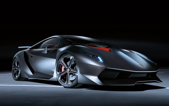 A világ legritkább sportautói 7 Lamborghini Sesto Elemento (20 darab) - Mindössze 2,5 másodperc alatt képes elérni a 100 km/órás tempót, de ez nem elsősorban a Lamborghini Gallardóból átemelt 570 lóerős V10-es motor érdeme, sokkal inkább annak, hogy mindössze 999 kilót nyom. A jármű karbon központi utascella köré épül, ehhez csatlakoznak az első és hátsó segédkeretek, szintén karbonból, míg a csatlakozások, futóműbekötési pontok alumíniumból készültek.