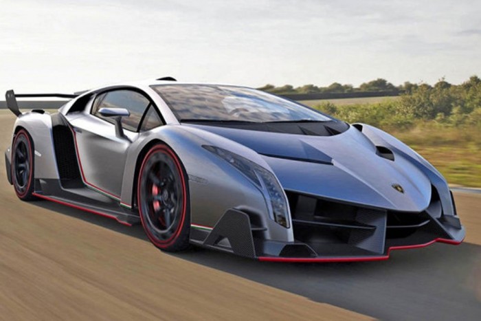 A világ legritkább sportautói 9 Lamborghini Veneno (3 kupé, 9 roadster) - A Lamborghini az 50. születésnapját ünnepelte 2013-ban ezzel a kupéval A karosszéria nagyrészt könnyű műanyagokból épült, szénszálas elemekkel erősítve. Motorháza alatt 6,5 literes, V12-es motor duruzsol. 2013 őszén bejelentették, hogy 2014-ben (a kupéénál nagyobb, 9 darabos szériában) elkészítik a Veneno nyitott változatát. Az autó műszaki paraméterei változatlanok maradtak, ára is nagyjából megegyezik a kupééval, ami 3 millió euró (900 millió forint).