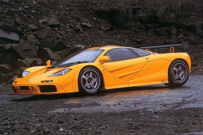A világ legritkább sportautói 10 McLaren F1 LM (5 darab) - Az autó az 1992 és 1998 között gyártott F1-sorozatának tagja, amely 1994 és 2005 között birtokolta a leggyorsabb szériaautó címet. A háromüléses, BMW motoros szuperautó 1998-ban 386,7 km/órás sebességet ért el. 2008-ban A McLaren főnöke, Ron Dennis ilyen autót igért Lewis Hamiltonnak, ha a pilóta megnyeri a világbajnokságot, és a csapat is megszerzi a konstruktőri címet. Mint azt tudjuk az egyéni bajnoki címet megnyerte Hamilton, de a legtöbb pontot szerző csapat a Ferrari lett, így nem kapta meg Hamilton az autót.