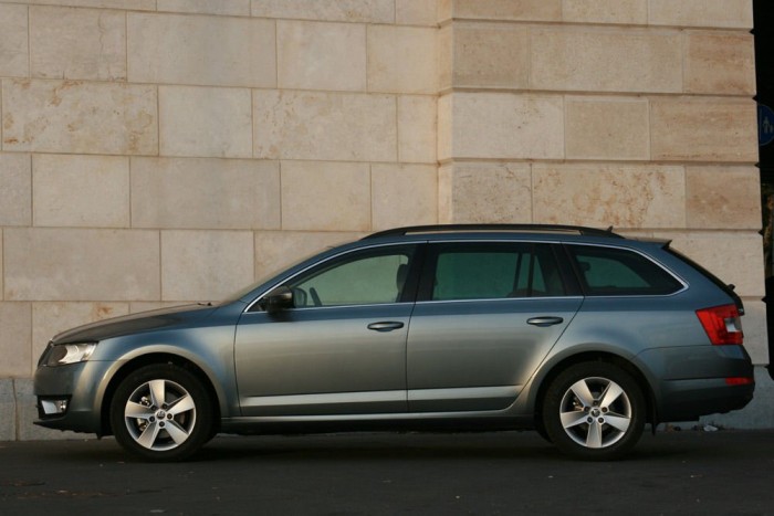 Škoda Octavia: kombiként tökéletlen 4 Kilenc centivel hosszabb az új Octavia Combi elődjénél. Halk és simulékony utazóautó, 6,3 literes városon kívüli fogyasztással