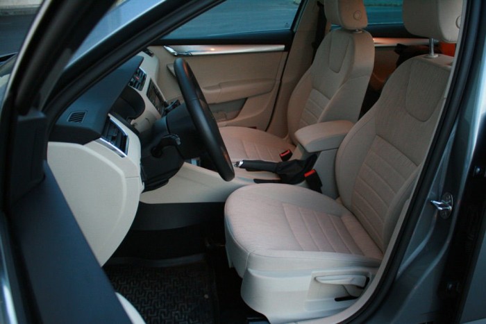 Jól kialakítható az üléshelyzet, az ülések nagyon hosszú utakon is kényelmesek