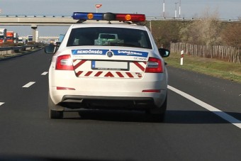 Fegyvert fogtak a Vezess.hu munkatársára az autópályán!