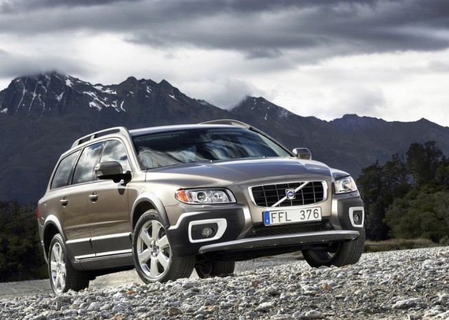 Hóban-fagyban mi a legjobb választás? 1 Volvo XC70 2008 - 3,2 literes 238 lóerős vagy 2,4 literes D5, 185 lóval.