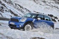 MINI Cooper S Countryman - A nagyjából egy VW Golf méretét hozó Countryman már családi használatra is megfelelő. Főként, hogy a hátsó ülések 130 milliméteres tartományban csúsztathatók, a hátul ülők lábának vagy a csomagoknak juttatva több helyet. A kétliteres dízel változat 143 lóerős, illetve 305 Nm nyomatékkel bír.