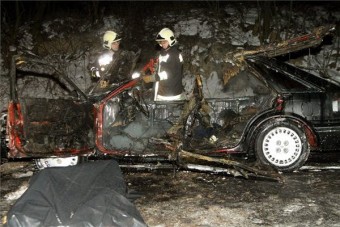 Részegen túráztatta a motort, leégett az autó