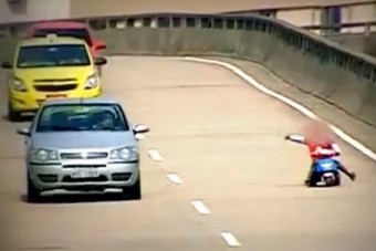 Bölcsi helyett az autók között kismotorozott