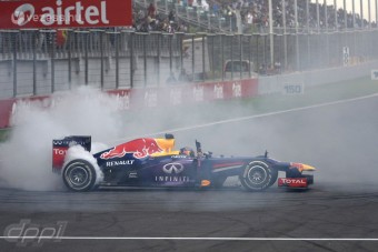 F1: Vettel elnöki engedéllyel égette a gumikat