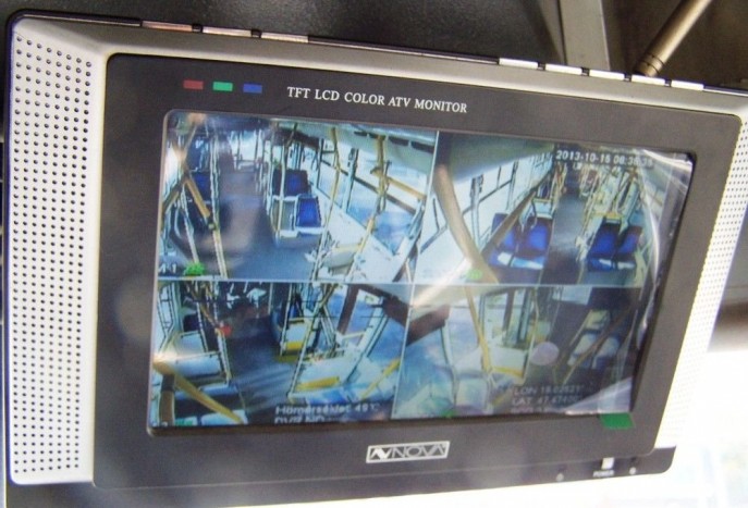 A színes felvételek az utastéri kamerákból érkeznek