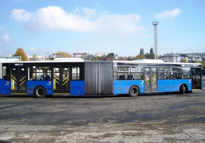 Kanyarodásnál figyelni kell a buszra