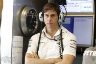 F1: Túlreagálta gumiproblémáit a Mercedes 2