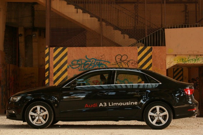 A Föld energiájával készülnek a magyar Audik 6 | Vezess Oldalról az A4 arányosabb limuzin, de szemből a belső sávban ez is ugyanolyan hatásos, mint egy nagyobb testvér