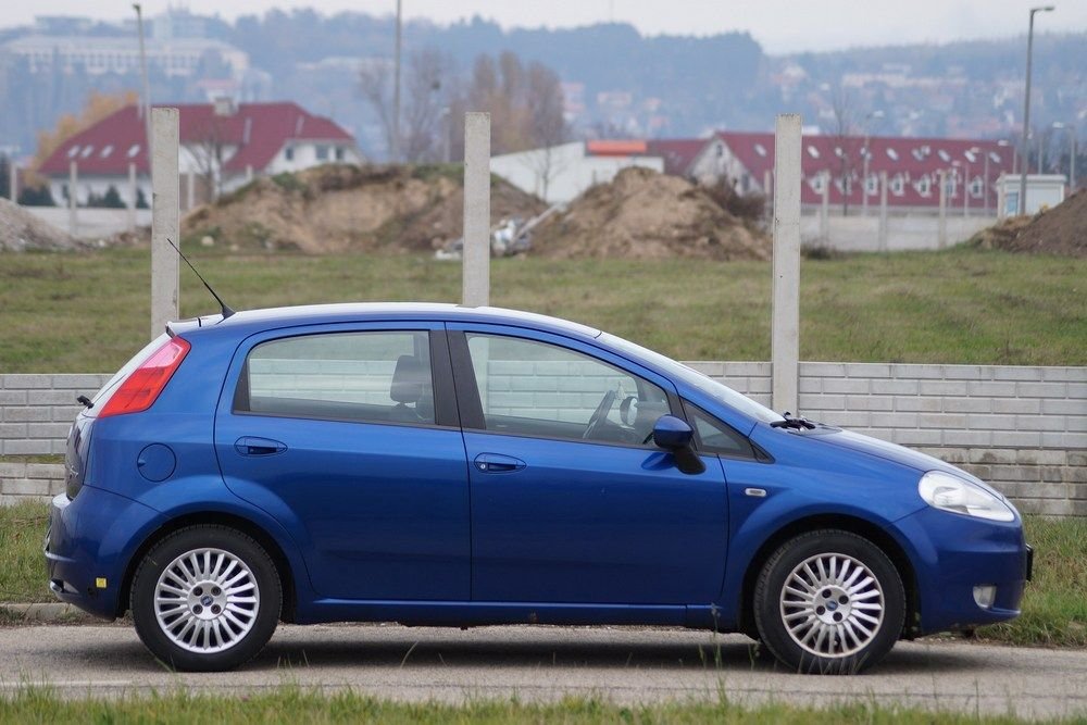 Háromajtós karosszériával is készült, minden motorjával jó szívvel ajánlható