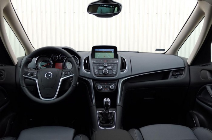 Okos családi Opel, új magyar motorral 4 A kilátást segíti a franciáktól lopott két részre osztott A-oszlop, az Opel Zafira Tourer vezetőhelye kiemelkedő kényelmet biztosít.