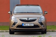 Az Opel Zafira Tourer által kínált okosan variálható teren, mindent elnyerő rekeszhadon és biztonsági extrákon túl nem sokat kívánhat egy családos csóka. Talán panorámatetőt, és egy nyomatékos, mégis kulturált dízelmotort. Ja az is van!