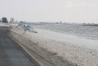 Félrehúzódni, elakadt autó kikerülésével próbálkozni nagy hóban nagy rizikó