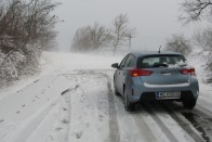 Nehéz döntés, amit minden sofőrnek magának kell meghozni: át tudok menni biztosan, vagy inkább várjam meg a hókotrót?