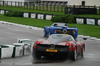 Gigászok évődése: két Pagani a versenypályán