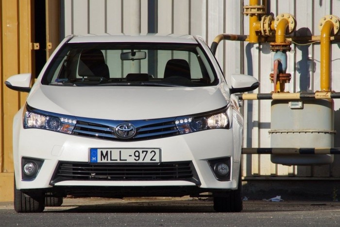 Az eltévedt Toyota 2 Szemből ütős lett az új Corolla: jók a menetjelző fények, érdekesek a kardpenge-szerű krómcsíkok. Szinte félek tőle