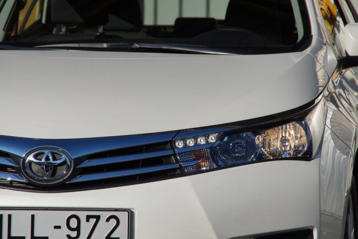 Az eltévedt Toyota 8 A menetjelző LED-ek vonzzák a figyelmet, ez tán az első Corolla a világtörténelemben, amit megnéz az utca népe. Kifejezetten forgatta a fejeket