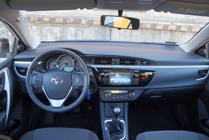 Az eltévedt Toyota 5 Hasonlít az Auris belsejére, de nem az: itt például nem kerek, hanem szögletes a jobb szélső légbeömlő
